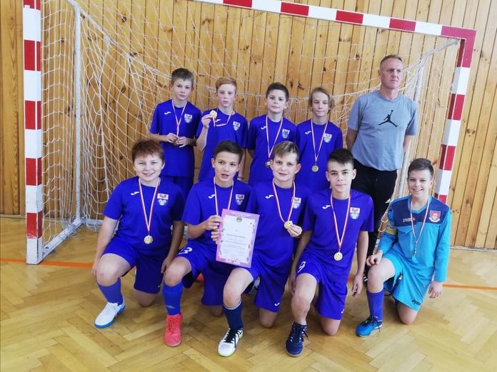 ZWYCIĘSTWO W HALOWYM TURNIEJU PIŁKI NOŻNEJ