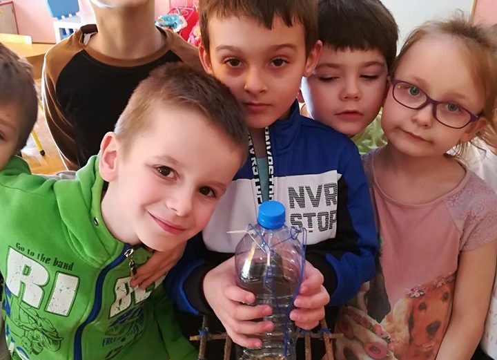 Przedszkolaki dokarmiają ptaszki!