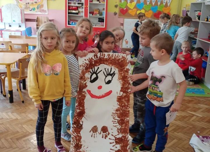 Sześciolatki poznają leśne zwierzęta