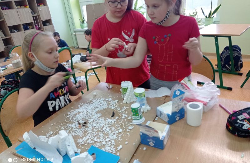 Podróż na koło podbiegunowe- wykonanie makiety przez uczniów klasy 3