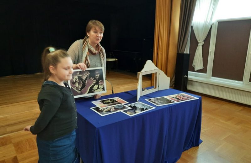 Pierwszoklasiści w teatrze Kamishibai