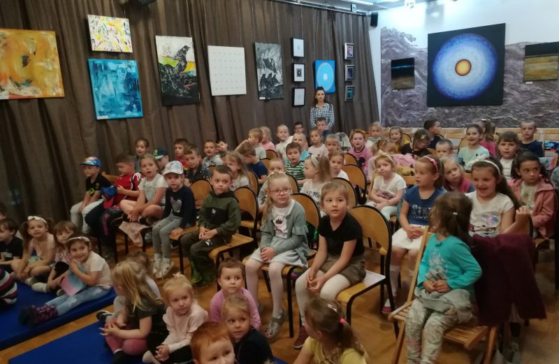 Przedszkolaki na przedstawieniu w Gminnym Ośrodku Kultury w Rędzinach