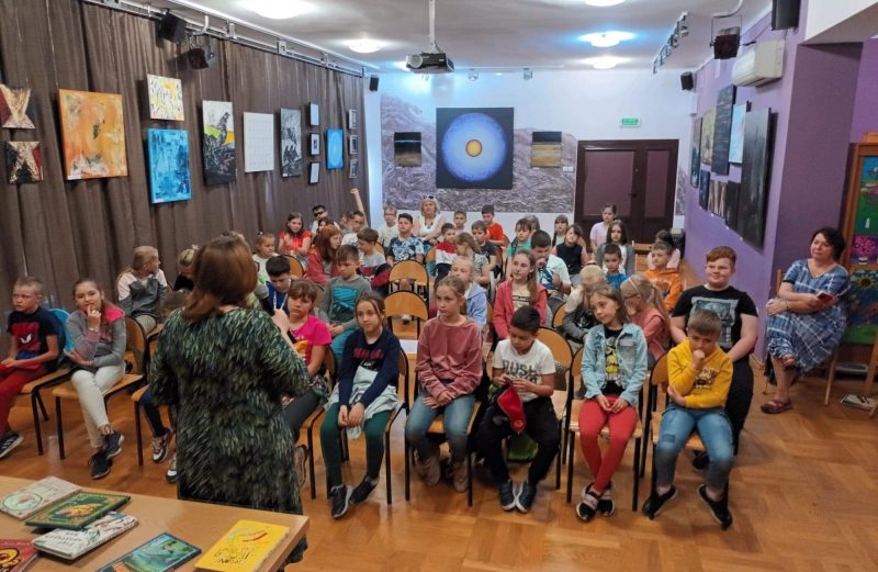 Spotkanie klasy II i III z pisarką, p. Justyną Bednarek
