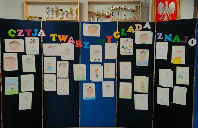 „Czyja twarz wygląda znajomo?”
