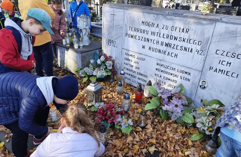Wyjście klasy II i III na Cmentarz w Rędzinach