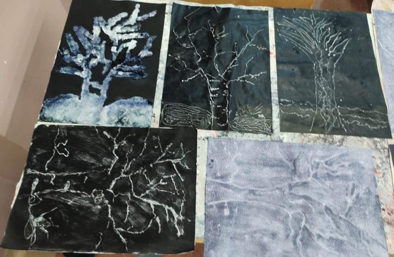 Batik – „Zimowe drzewa ”  wykonany na plastyce  przez klasy VIa i VIb.