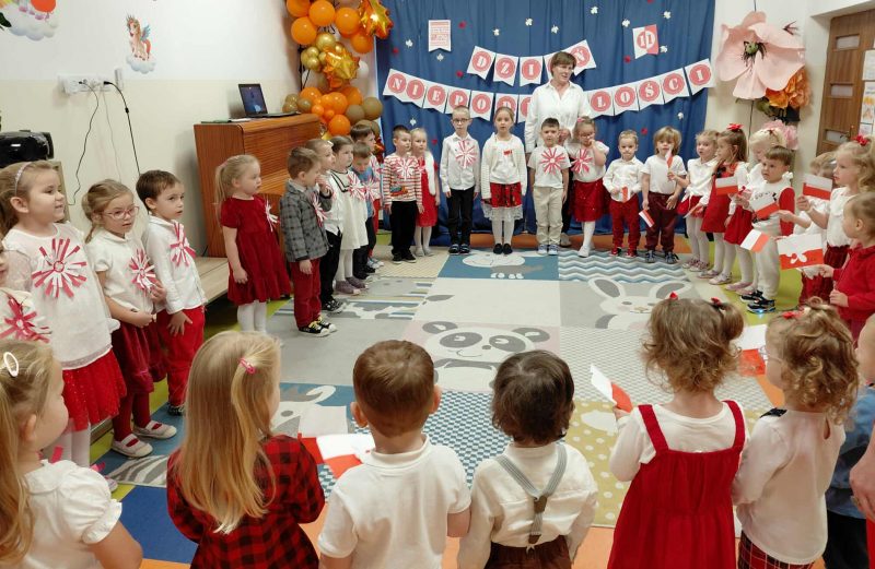 Przedszkolaki uroczyście obchodzą Dzień Niepodległości
